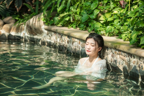 莲子心泡水养生之道：探索其神奇保健作用